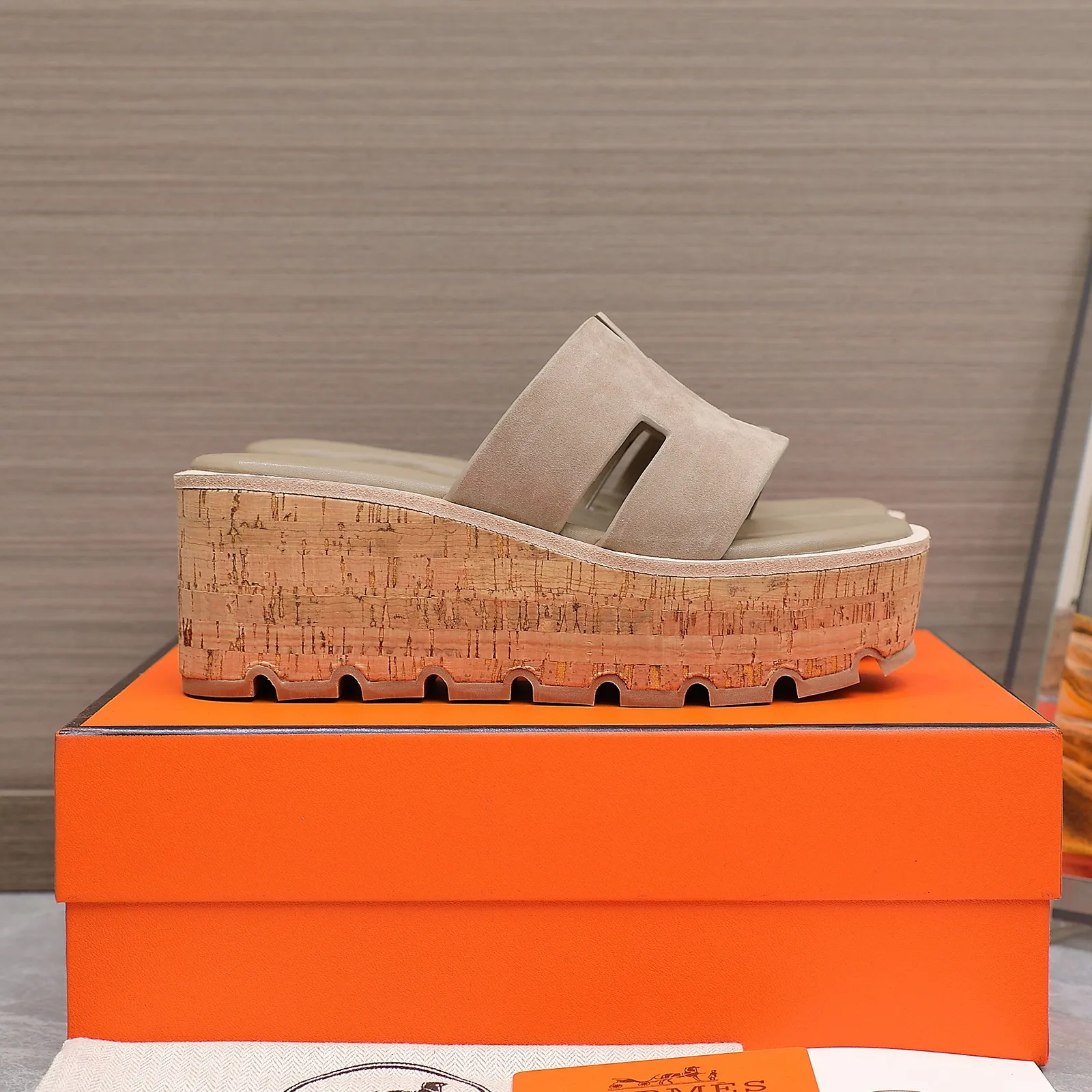 👟👟Ex-factory price 560👟👟 💥2024💥Hermès will continue the classic in 2022 Hermès Wood Grain Wedge H Slippers Hermès’ wedge sandals are the simplest, most durable and elegant I have ever seen! ! ! You can hold any style, the height of the 6cm wedge heel is easy to control, and the colors are all matching. The upper and the feet have her unique style, be sure to buy this one, it is truly classic, easy to wear and look good! Fabric: Imported cowhide, sheepskin lining, sheepskin feet, Italian original leather outsole welt, log water pine wrapped water table, rubber non-slip original outsole Color: 11 colors Code number: 35-40 Full set of original packaging